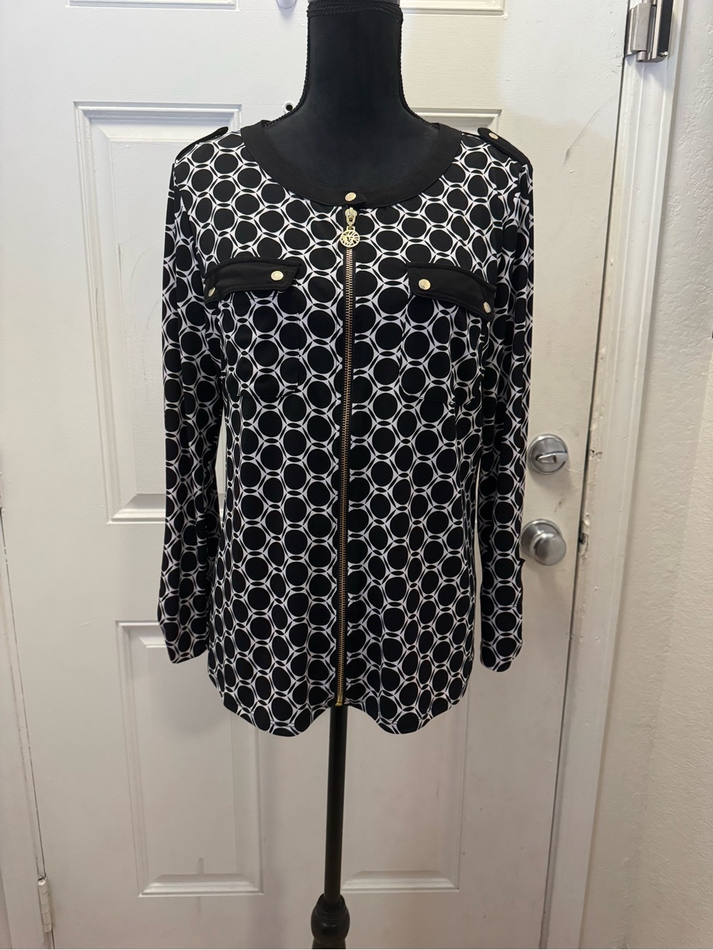 Anne Klein Black & White Geometric Zip-Front Blouse 0550